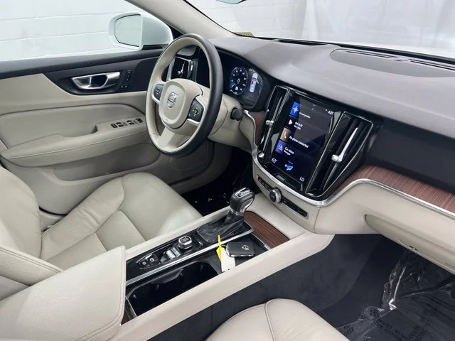 Used 2021 White Volvo T5 Momentum image 23