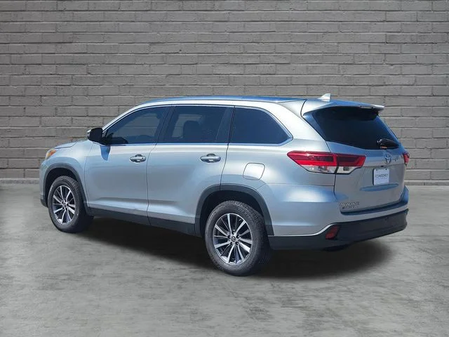 Used 2019 Silver Toyota XLE image 3