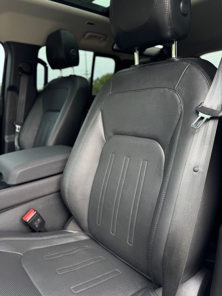 Used 2022 Santorini Black Metallic Land Rover SE image 31