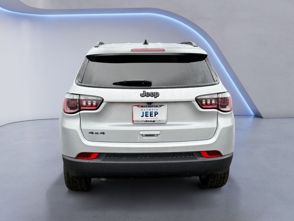 New 2026 Silver Zynith Metallic Clear-Coat Exterior Paint Jeep Latitude image 5
