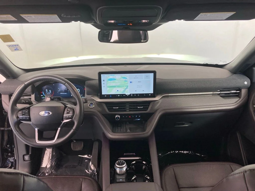 Used 2025 Black Ford Platinum image 9