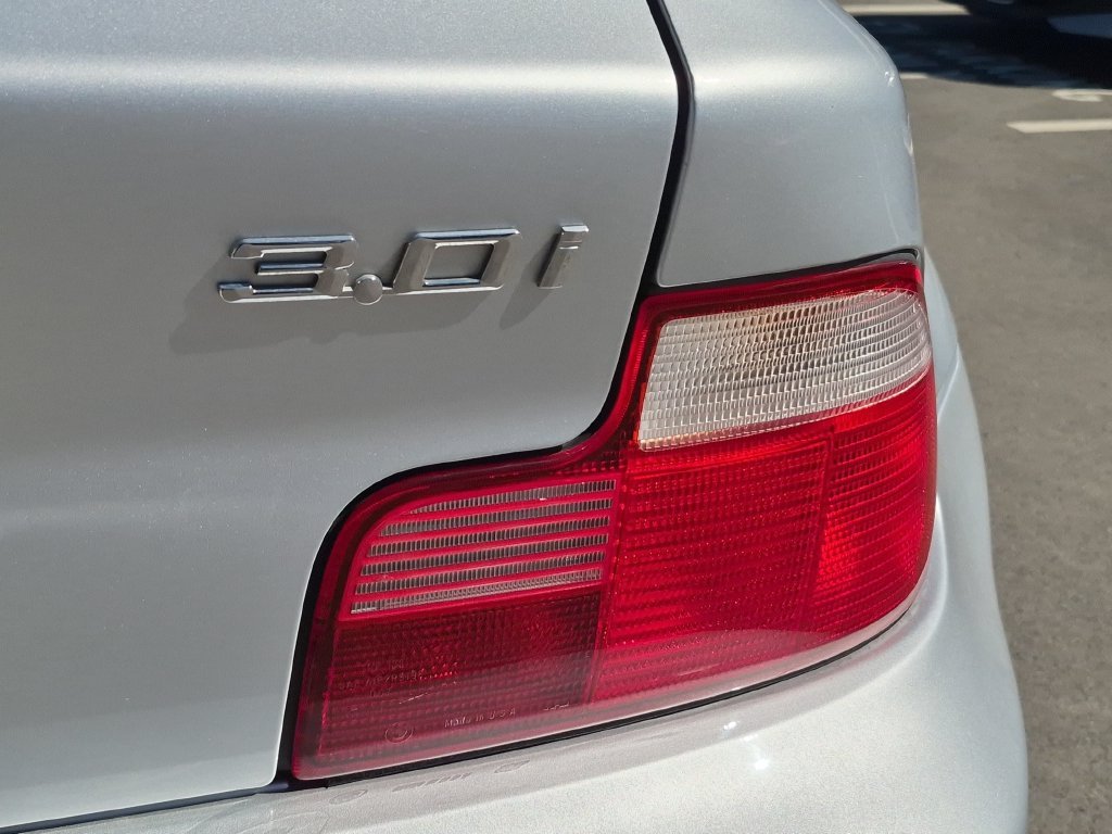 Used 2002  BMW 3.0i image 22