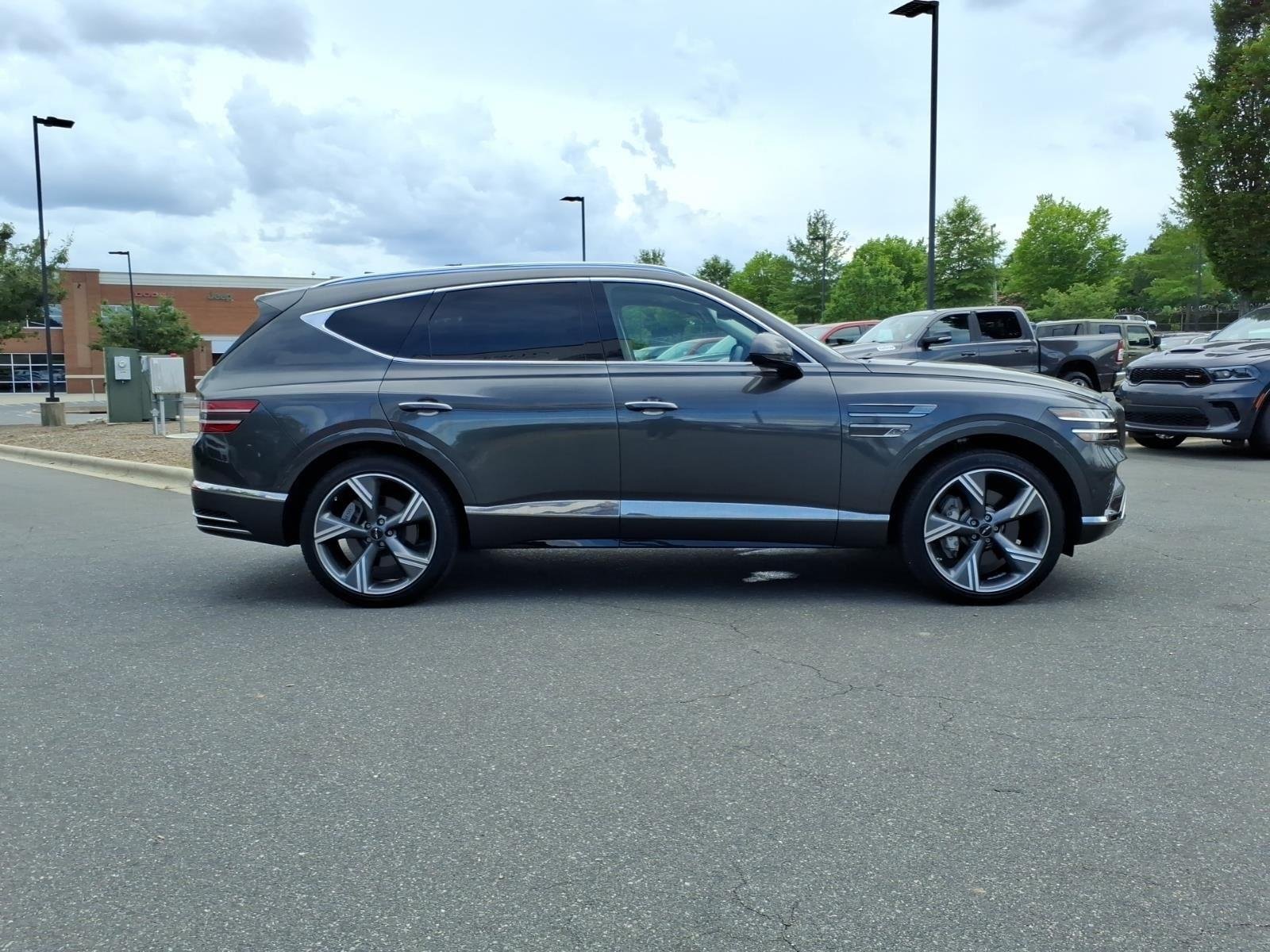 Used 2025  GENESIS  image 11