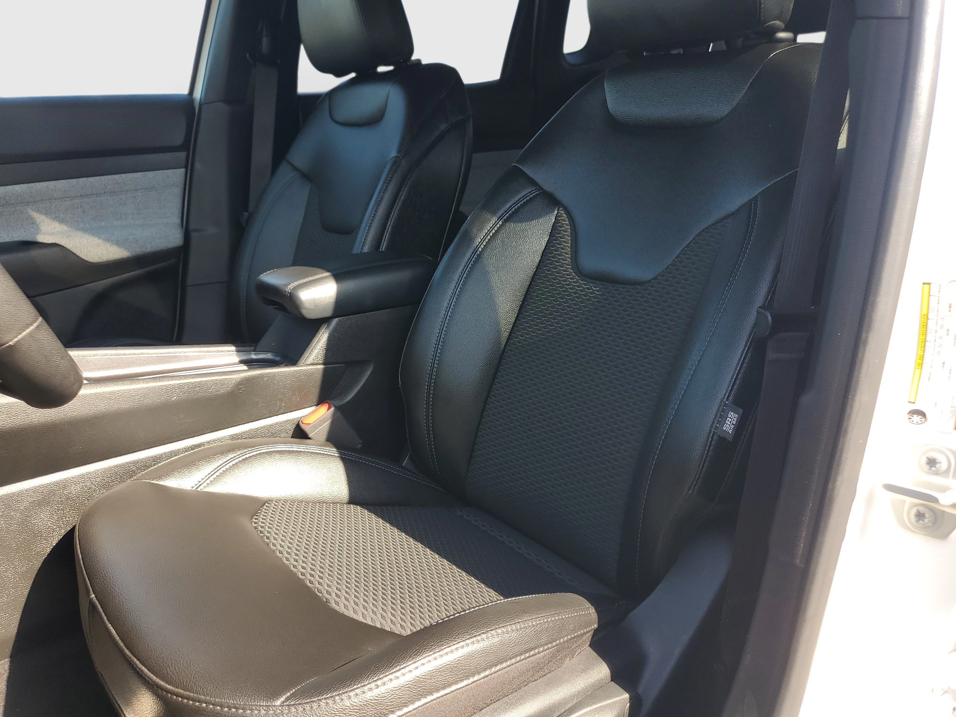 Used 2024 White Jeep Latitude image 13