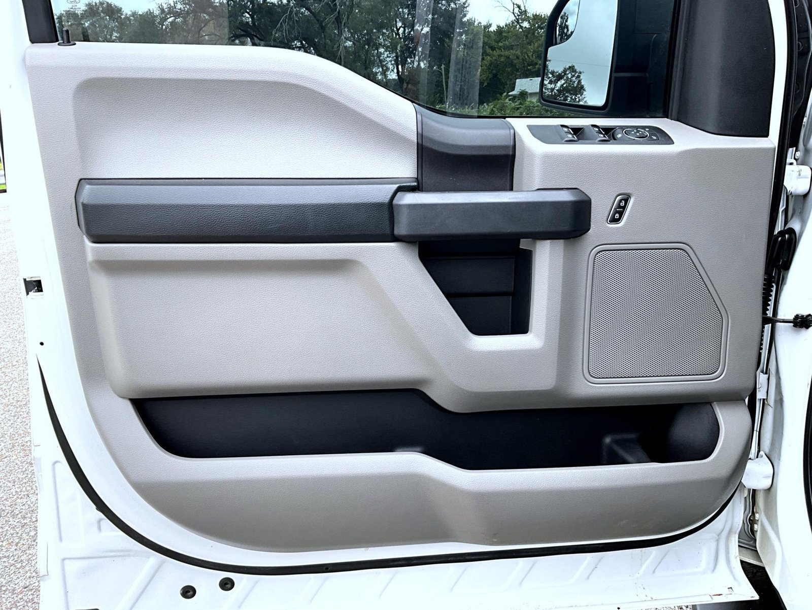 Used 2018 White Ford XL image 11