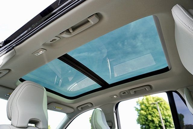 Used 2025 Black Volvo B6 Plus 6-Seater image 16