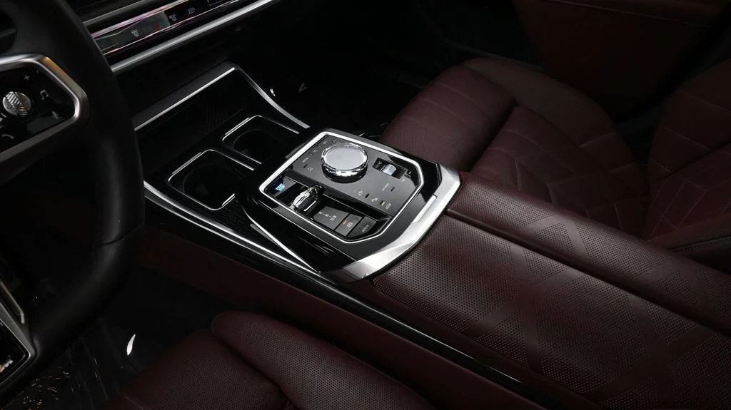 2025 BMW i7 50 - Photo 23