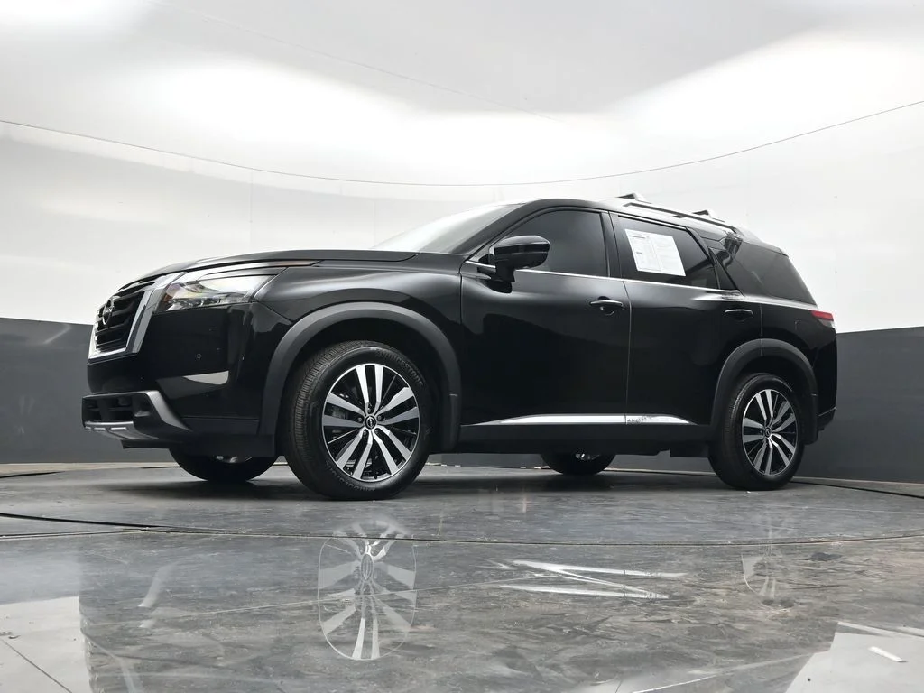 Used 2025 Black Nissan Platinum image 42