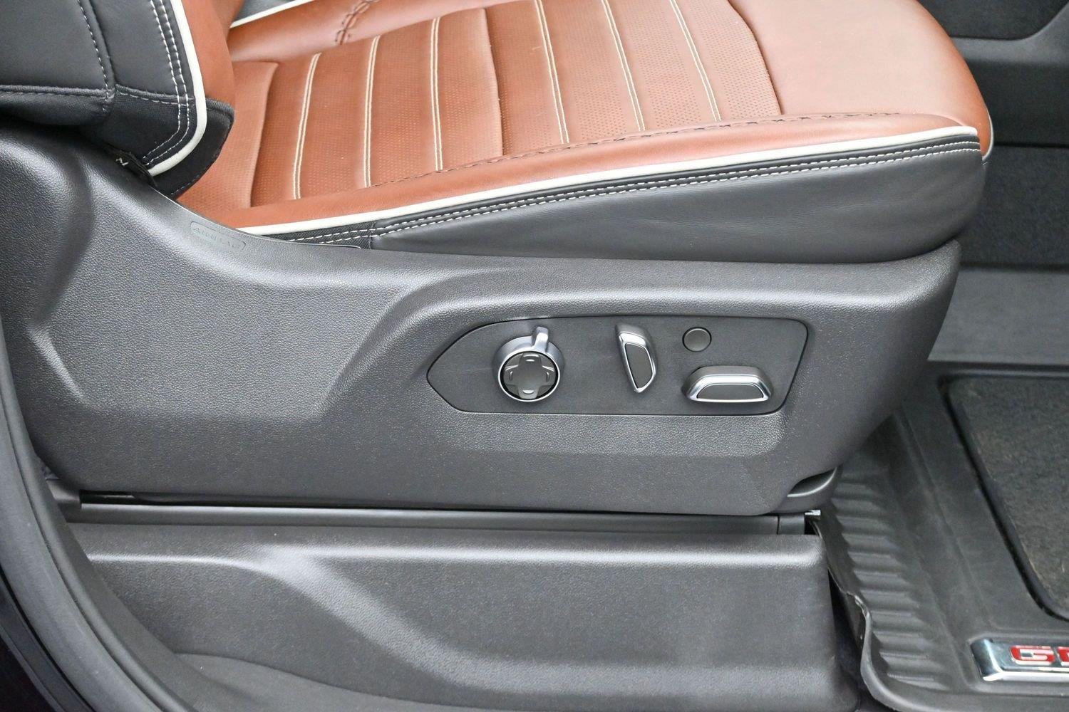 Used 2025 Onyx Black GMC Denali Ultimate image 33