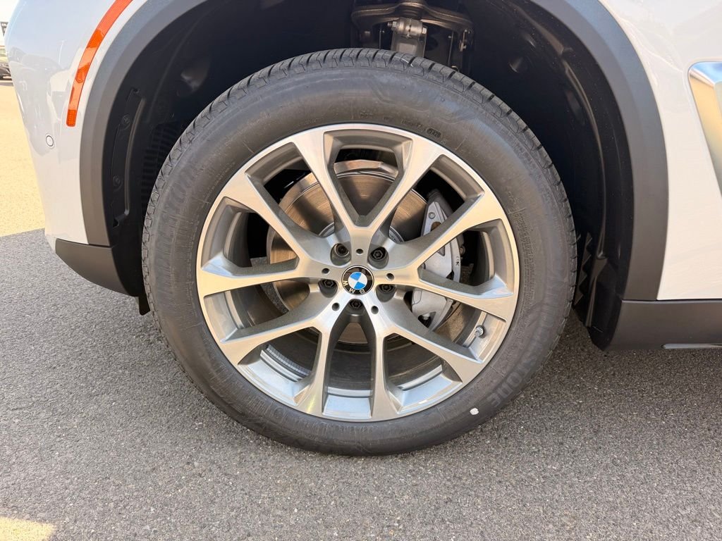 New 2026 Mineral White Metallic BMW xDrive40i image 6