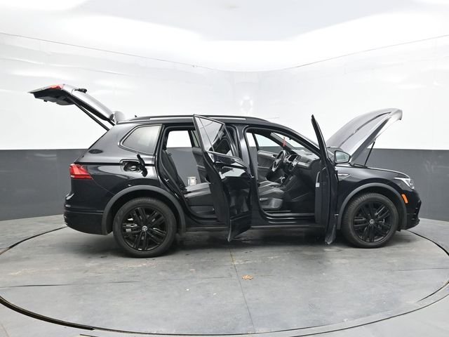 Used 2022 Black Volkswagen 2.0T SE R-Line Black image 40