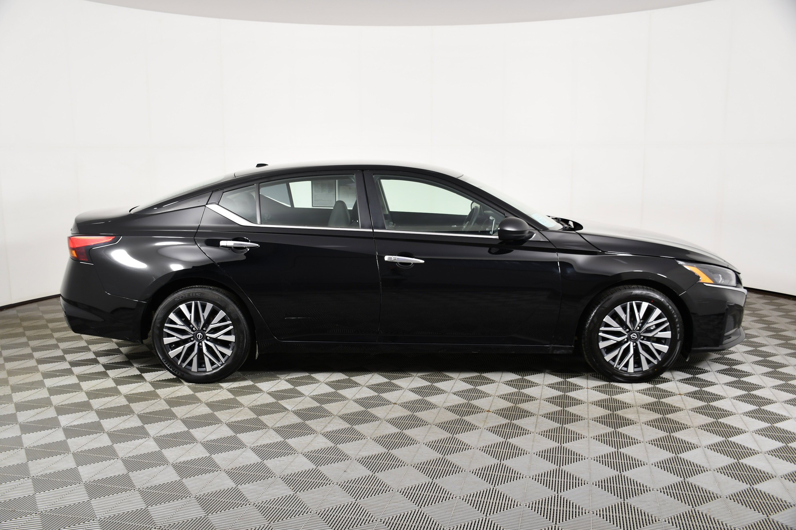 Used 2024 Super Black Nissan 2.5 SV image 5