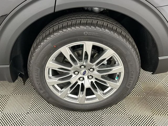 New 2026 Black Ford Platinum image 22