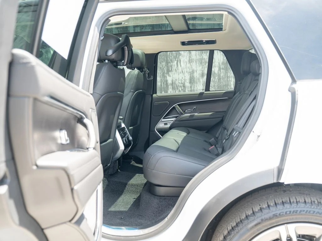 New 2026 Fuji White Land Rover SE image 21