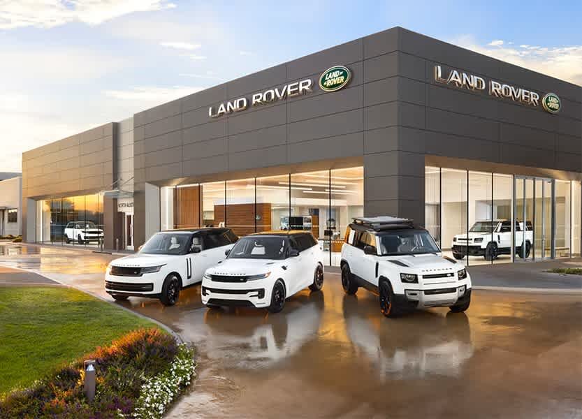 Certified Used 2025 Santorini Black Metallic Land Rover Dynamic SE image 3