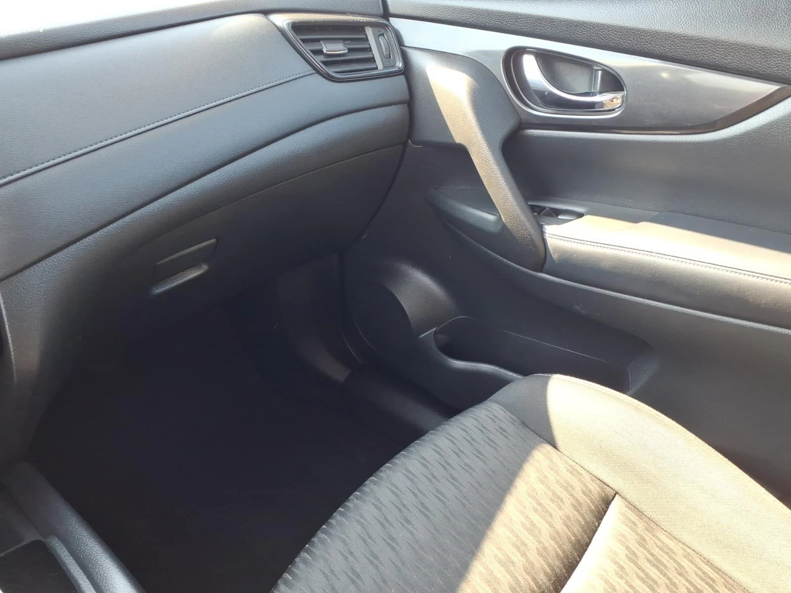 Used 2018 Black Nissan AWD SV image 22