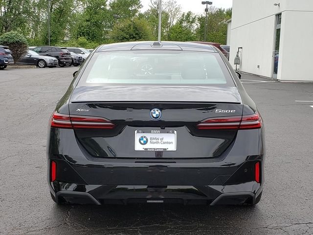 New 2027 Black Sapphire Metallic BMW 550e xDrive image 4