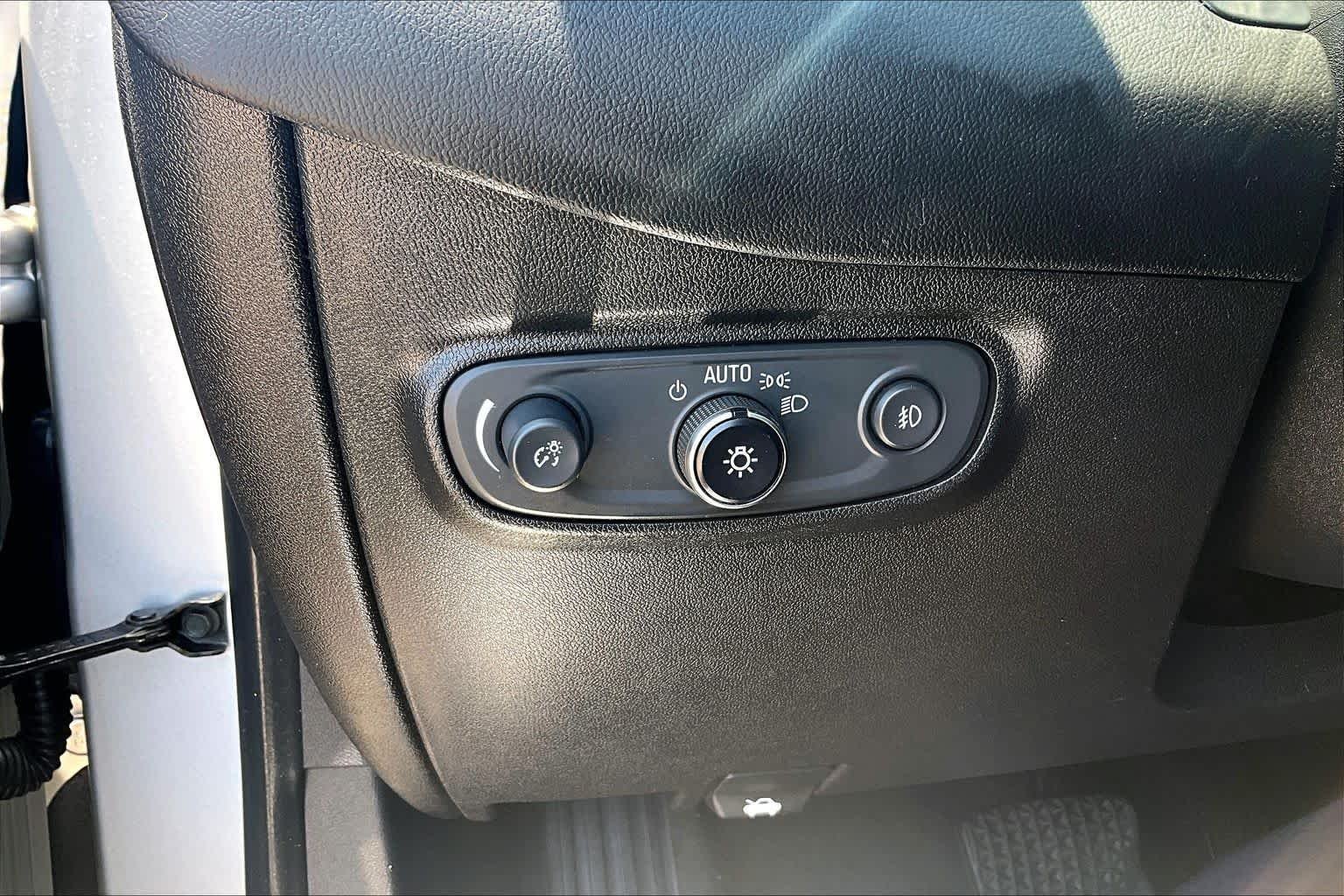 Used 2018 Silver Ice Metallic Chevrolet Premier image 36