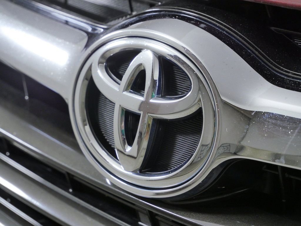 Used 2015 Red Toyota Limited image 5