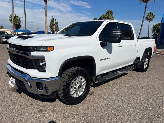 Used 2025 Summit White Chevrolet LT image 3