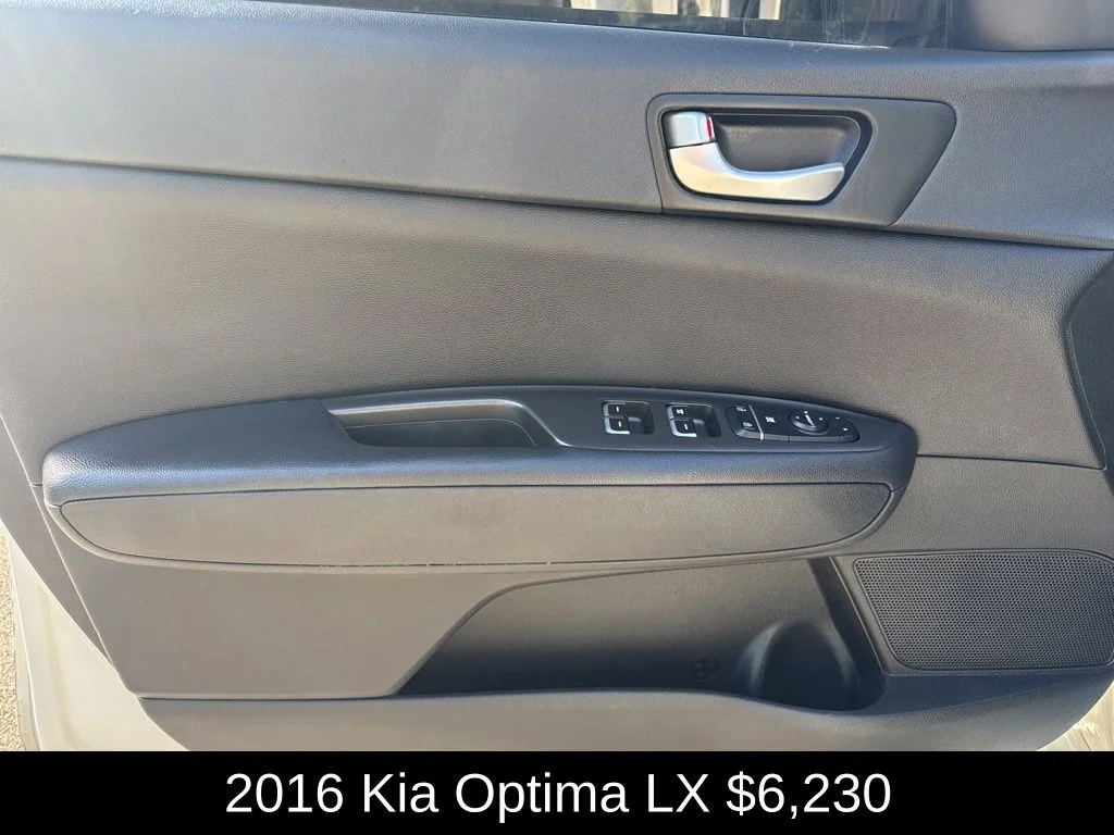 Used 2016 White Kia LX image 11