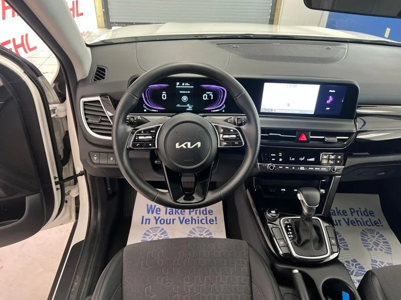 Used 2025 White Kia S image 27