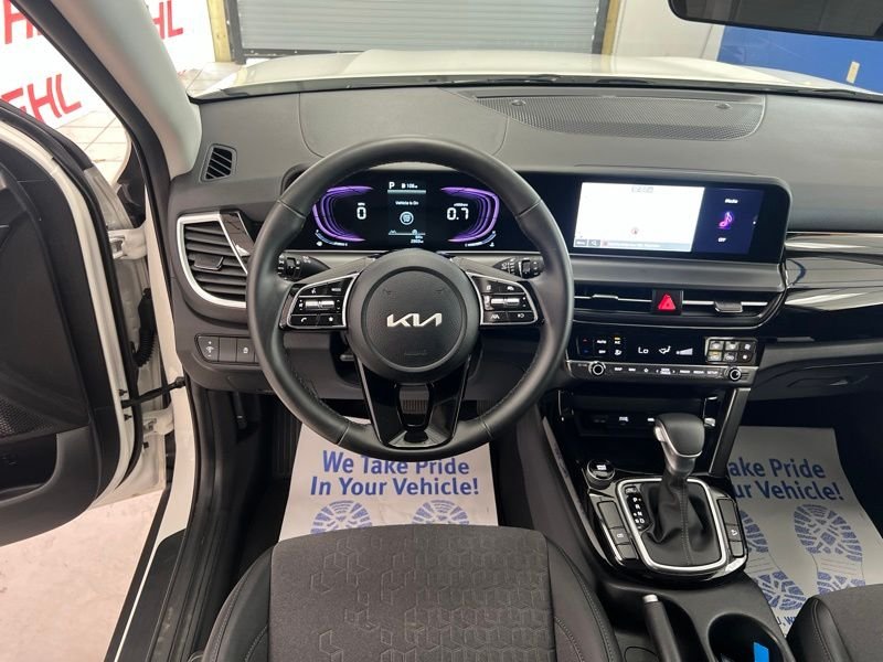 Used 2025 White Kia S image 27