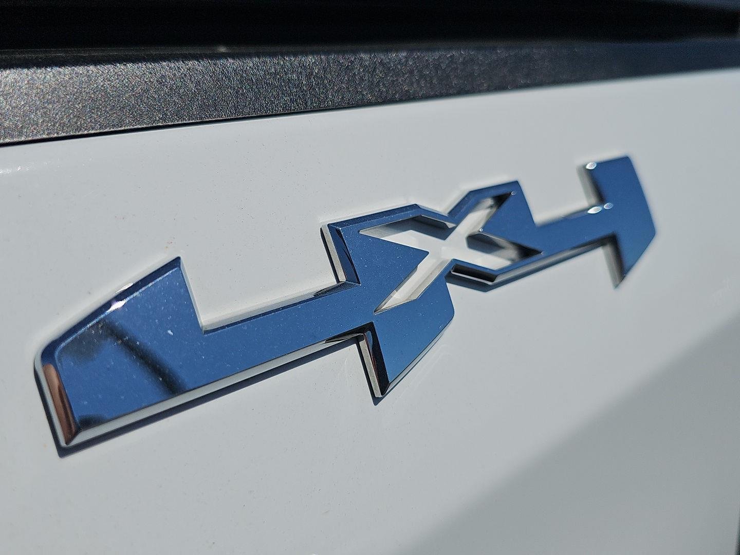 Used 2024 Summit White GMC Elevation image 28