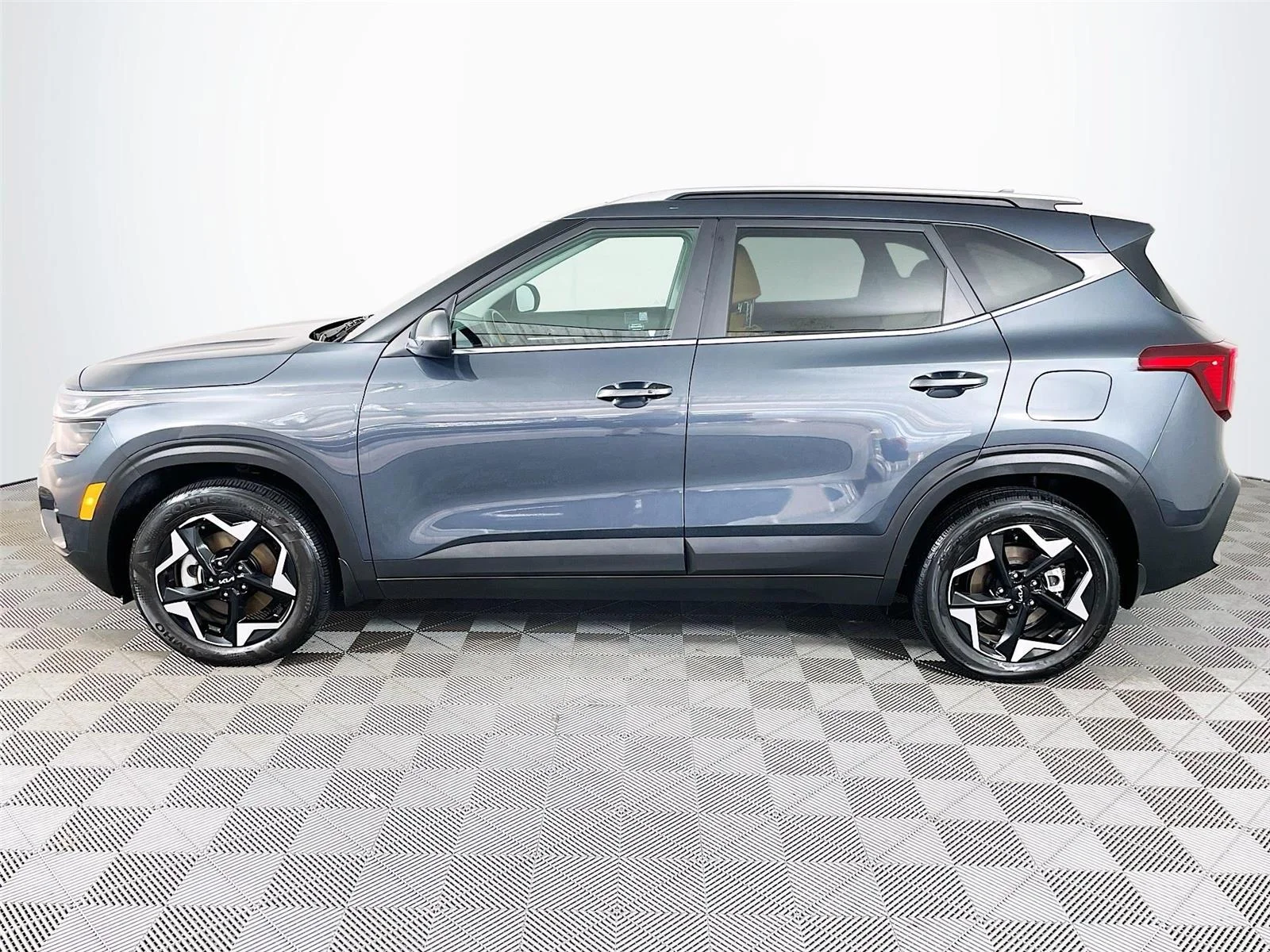 Used 2025 Gravity Gray Kia EX image 4