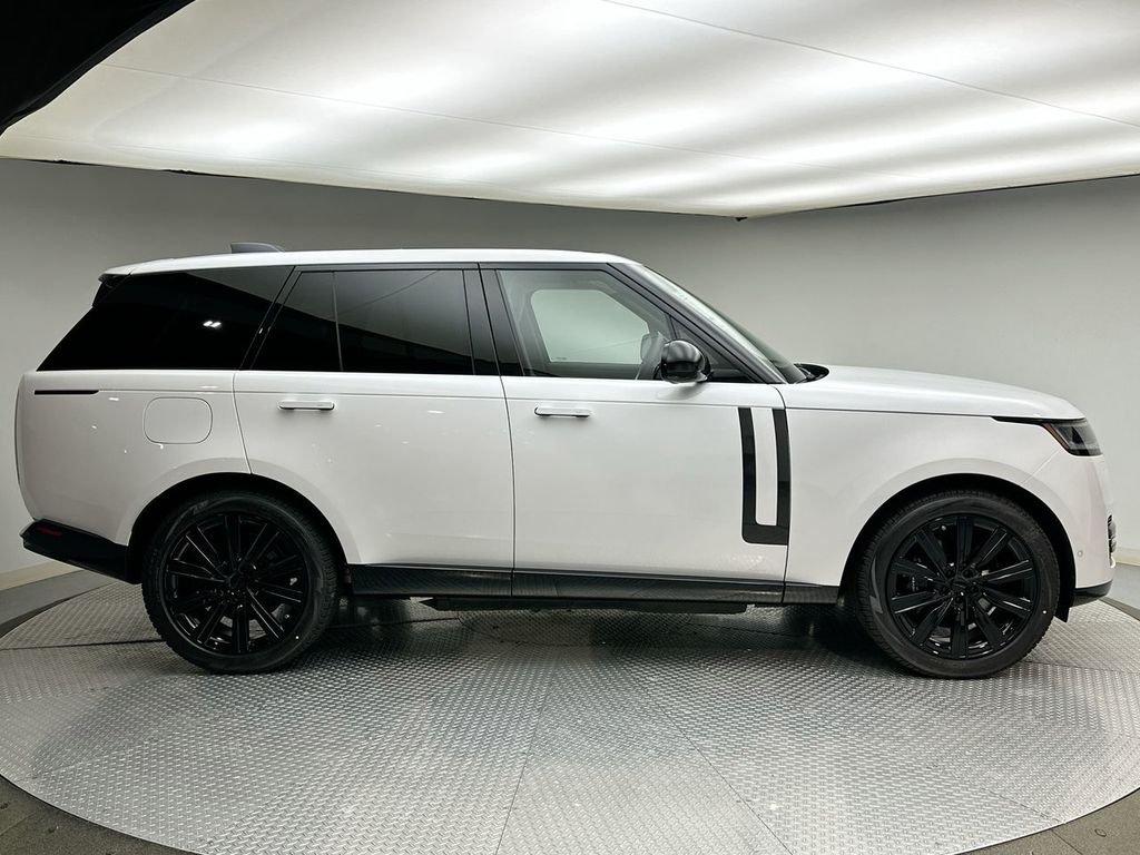 New 2026 Ostuni Pearl Wht Prem Met Land Rover SE image 4