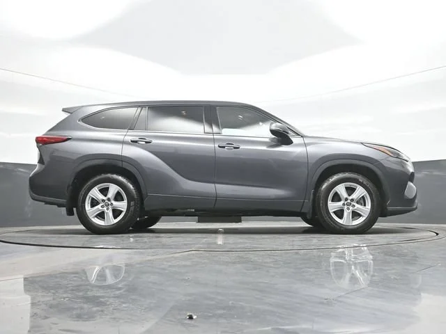2022 Toyota Highlander LE - Photo 24