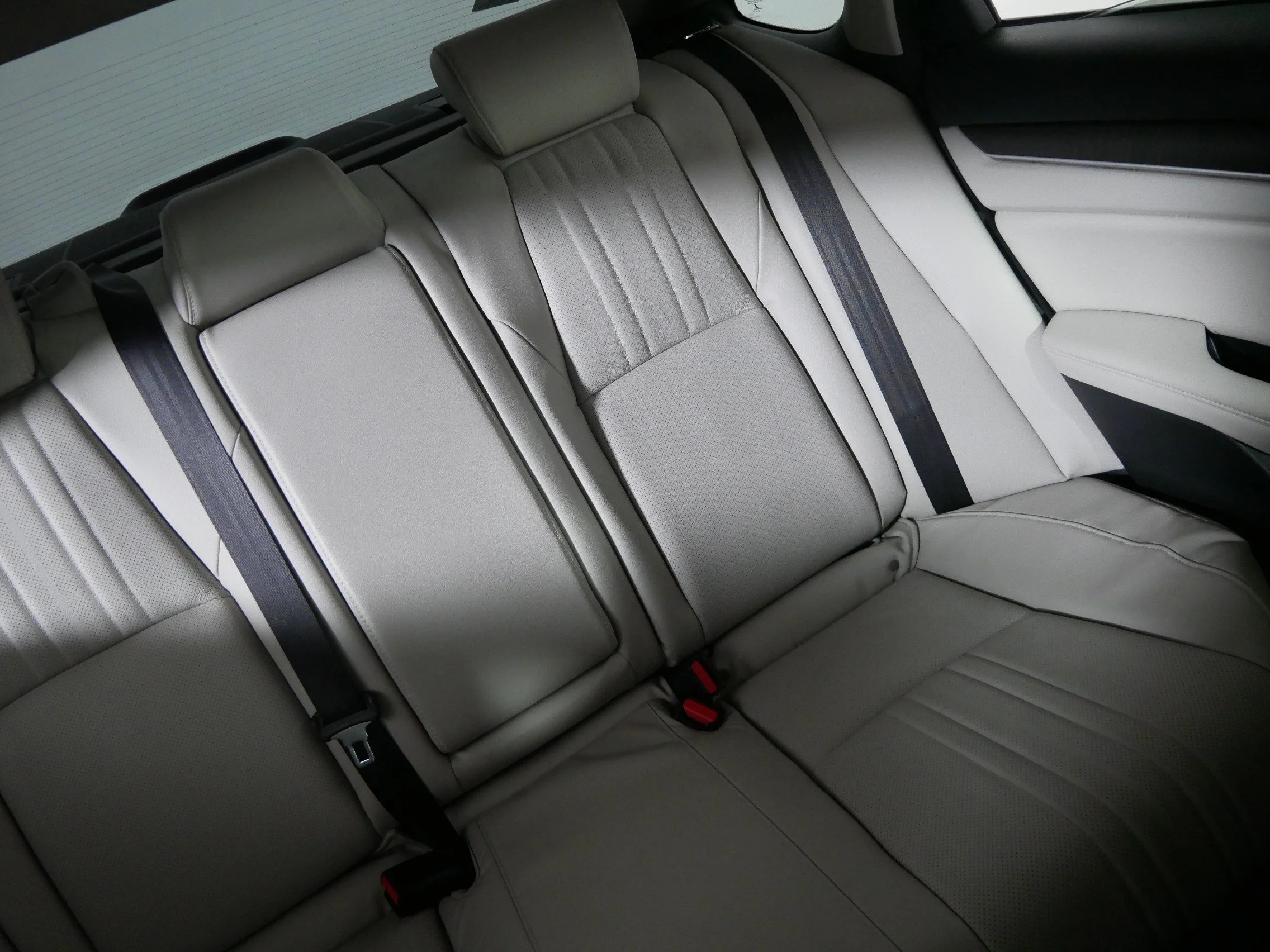 Used 2018 White Orchid Pearl Honda Touring image 14