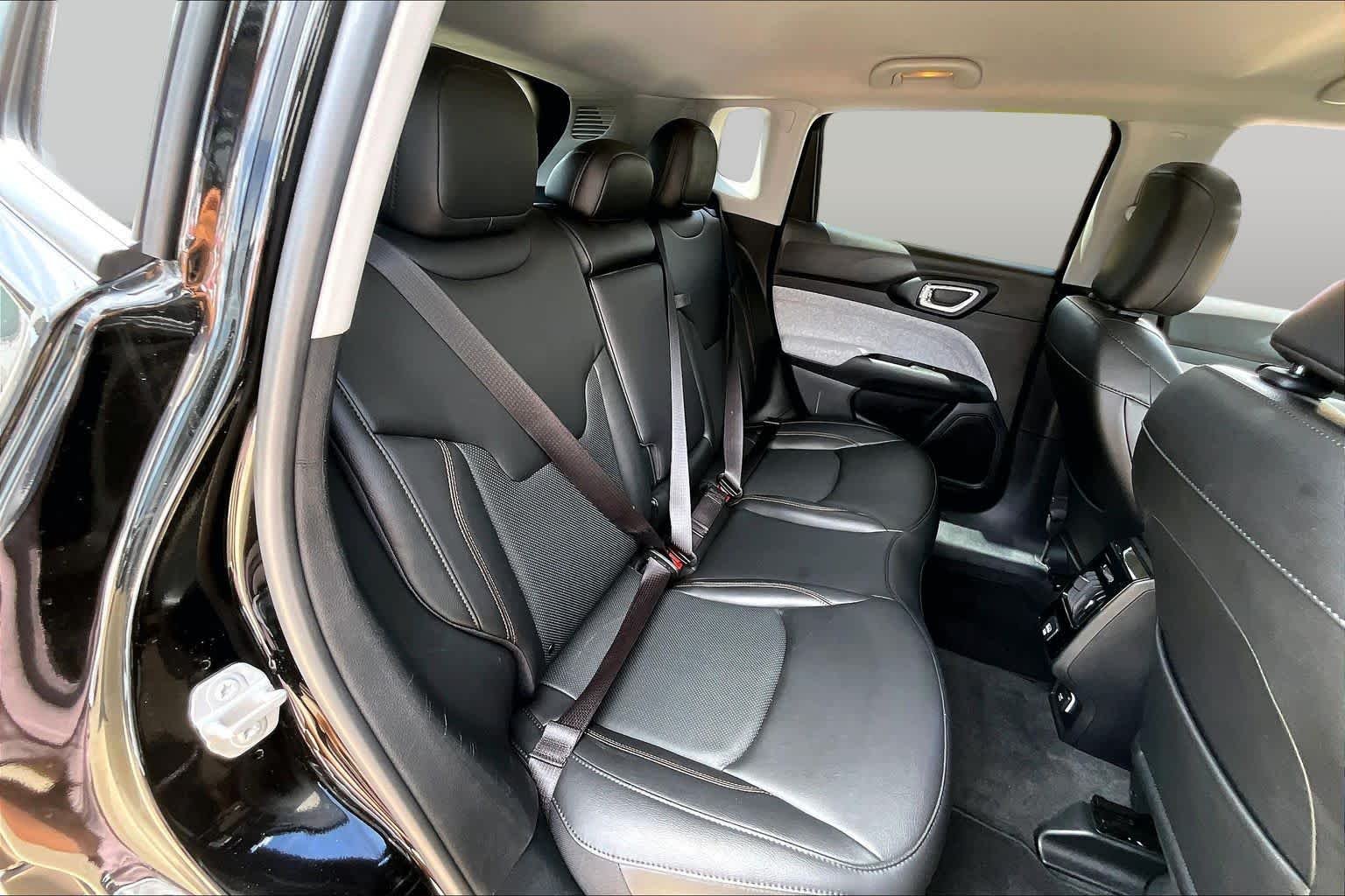 Used 2022 Diamond Black Crystal Pearlcoat Jeep Latitude Lux image 13
