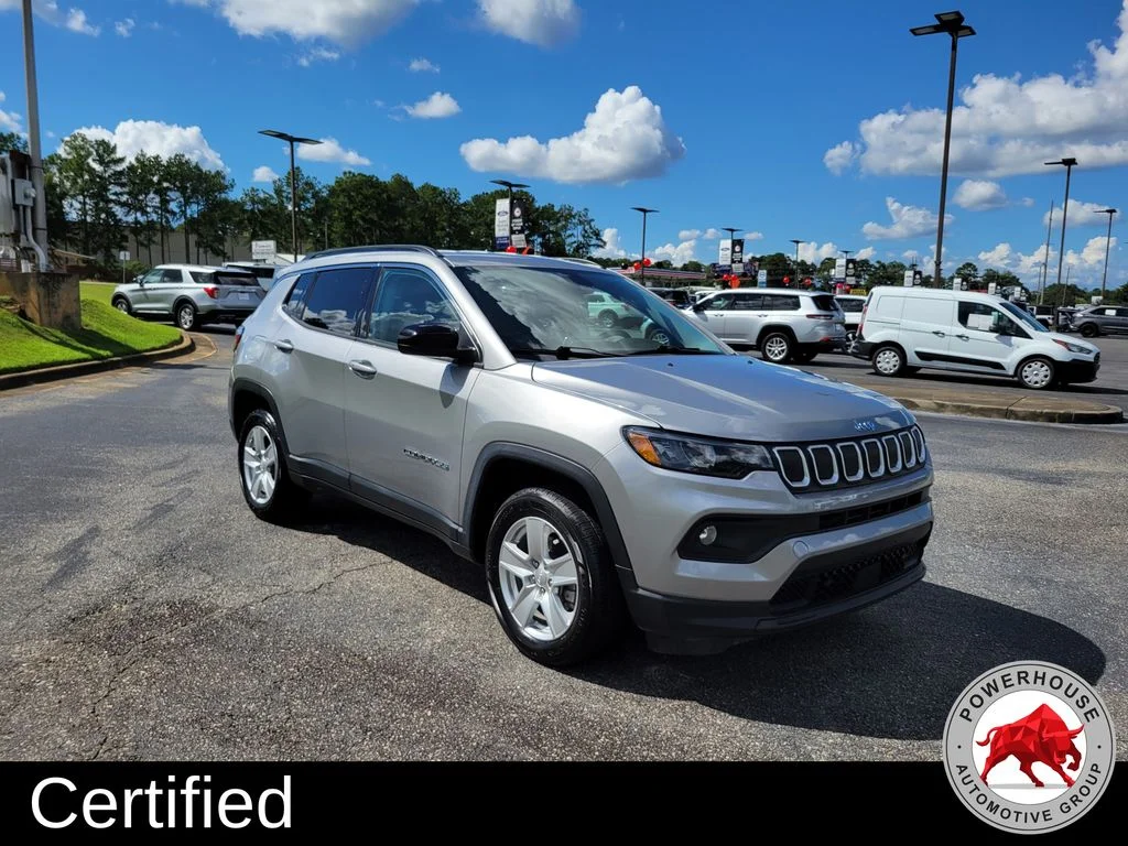Used 2022 Silver Jeep Latitude image 9