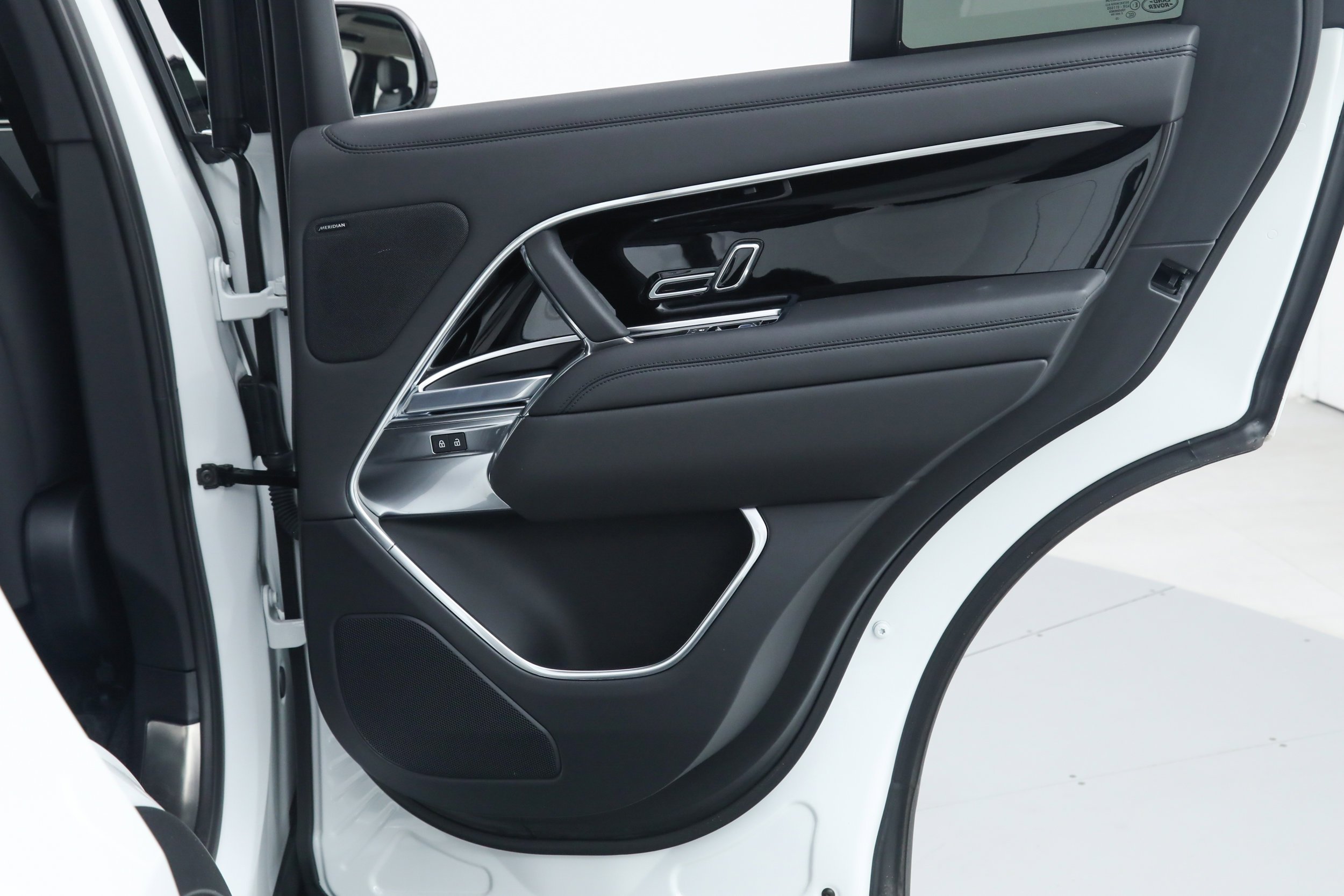 Used 2024 White Land Rover SE image 16