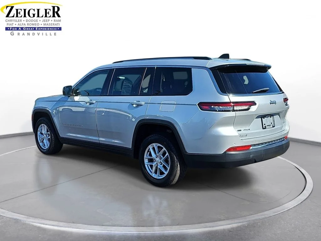 Used 2023 Silver Jeep Laredo image 7