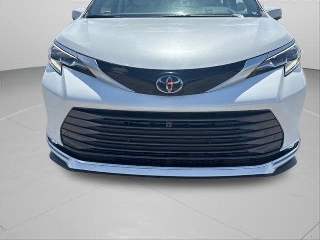 Certified Used 2026 WIND CHILL PEARL Toyota  image 30