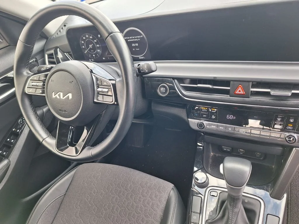 Used 2024 White Kia S image 27