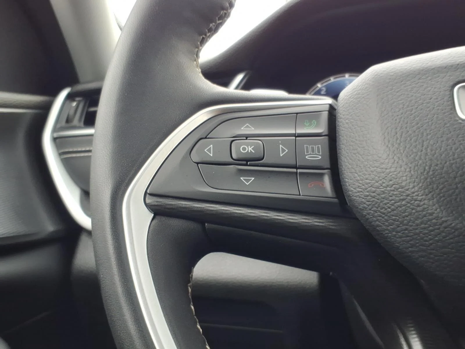 Used 2023 Silver Zynith Jeep Laredo image 25