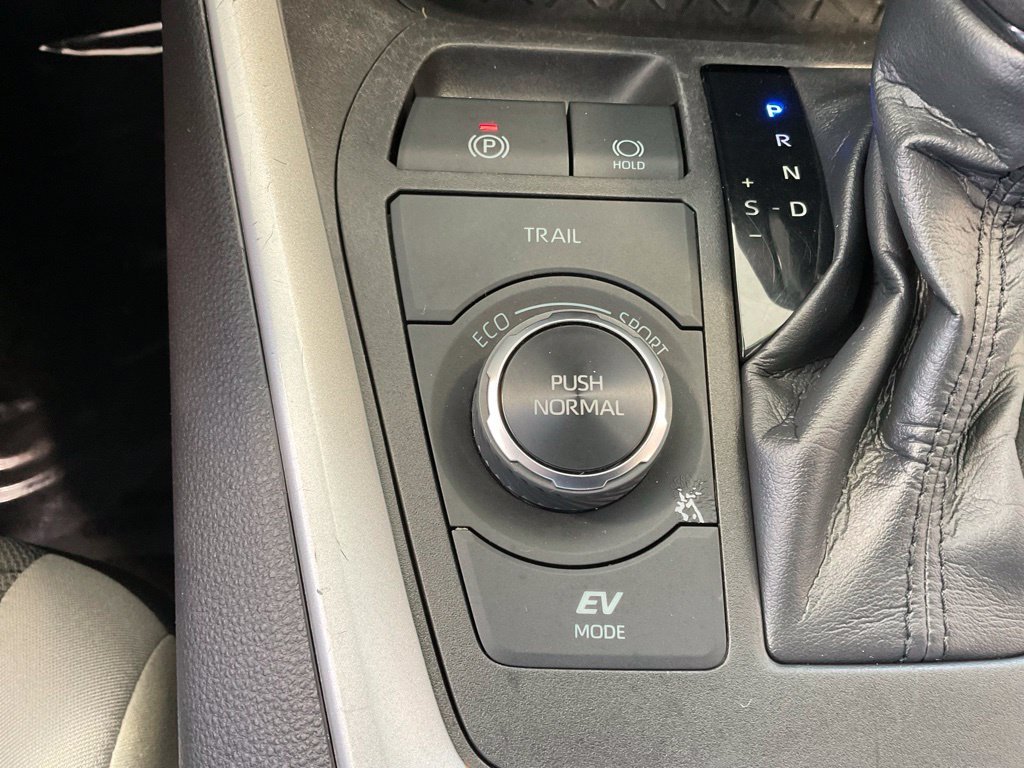 Certified Used 2022  Toyota XLE image 17