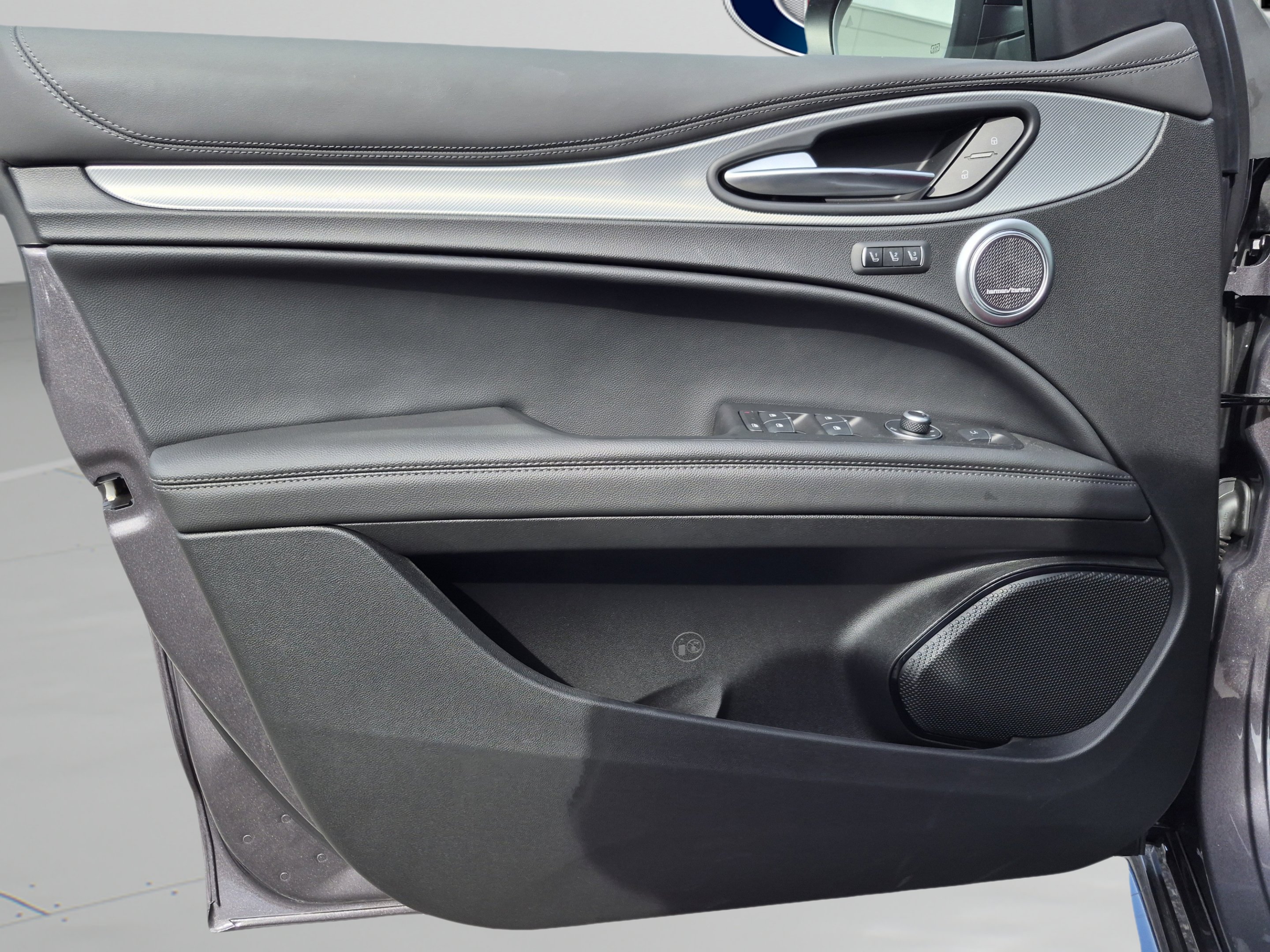 New 2026 Vesuvio Gray Metallic Exterior Paint Alfa Romeo  image 14