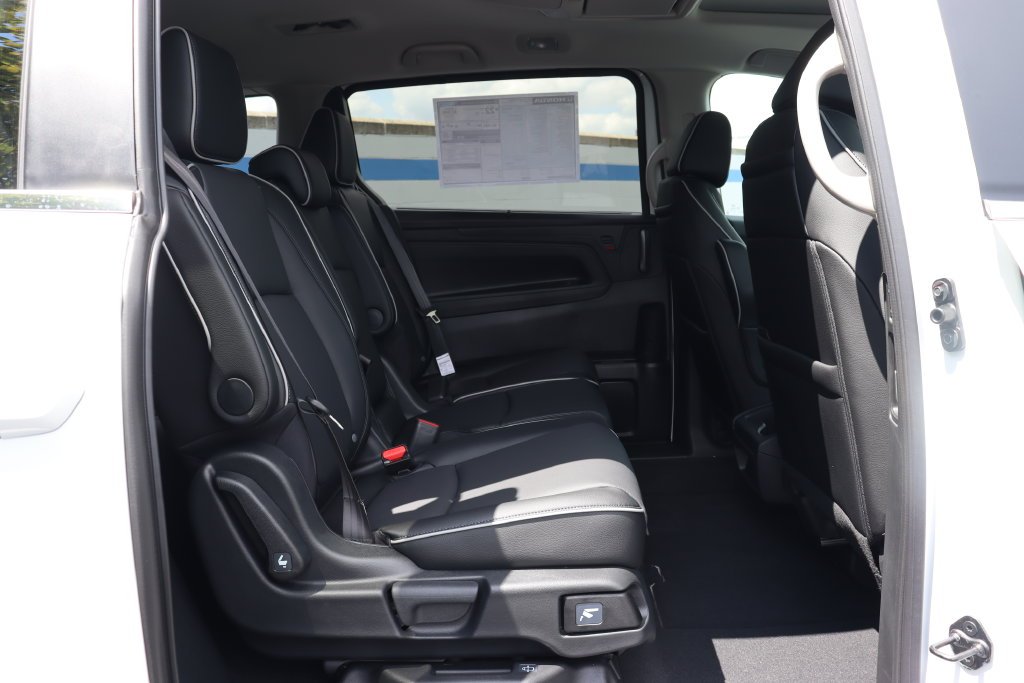 New 2027 Platinum White Pearl Honda Touring image 14
