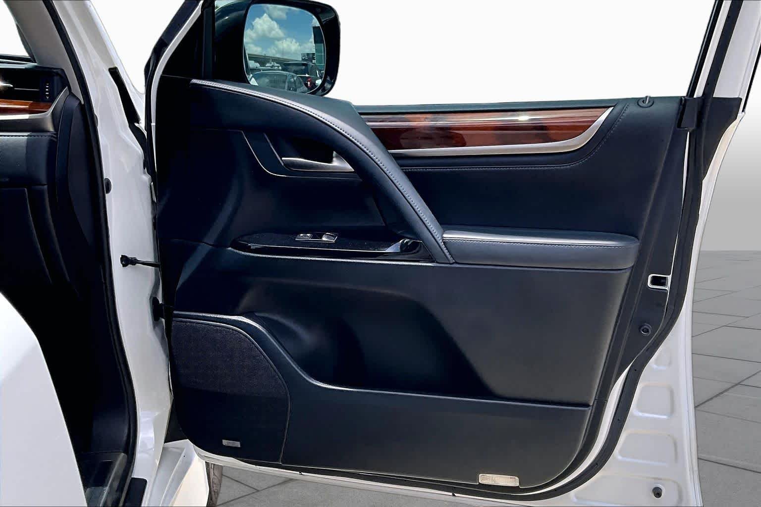 Used 2017 Starfire Pearl Lexus  image 21