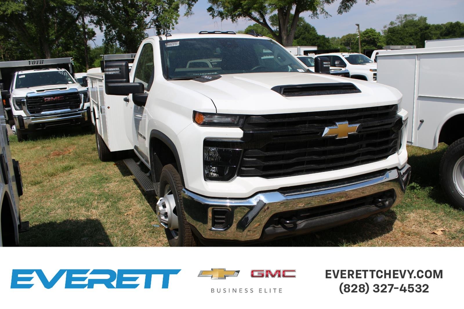 Summit White 2025 Chevrolet Silverado 3500HD Chassis Pickup Truck Four-Wheel Drive Automatic