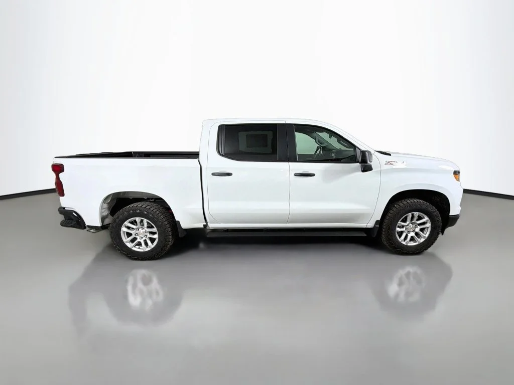New 2026 Summit White Chevrolet WT image 5