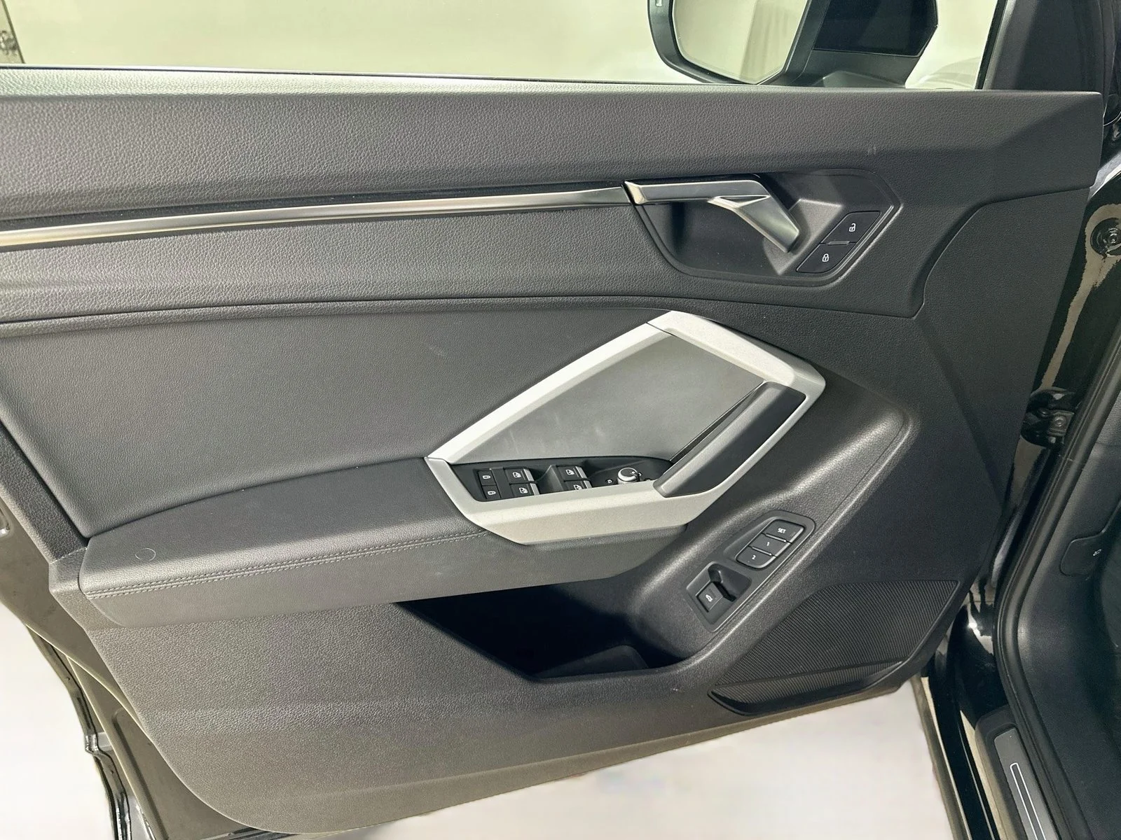 Used 2022 Black Audi  image 17