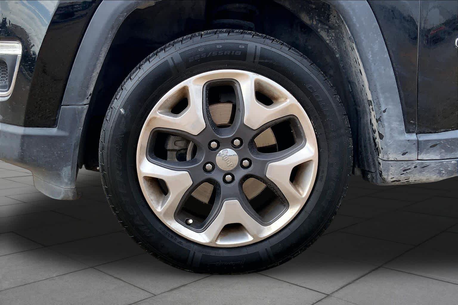 Used 2018 Diamond Black Crystal Pearlcoat Jeep Limited image 10