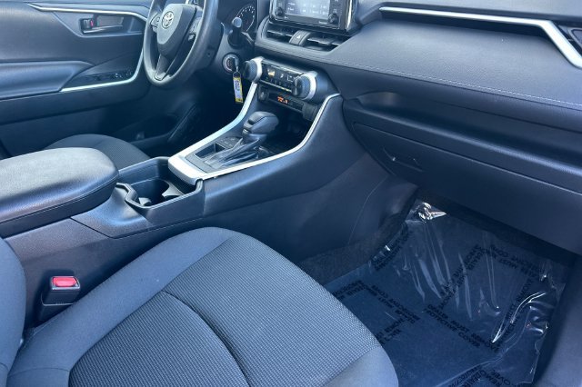 Used 2020 White Toyota LE image 16