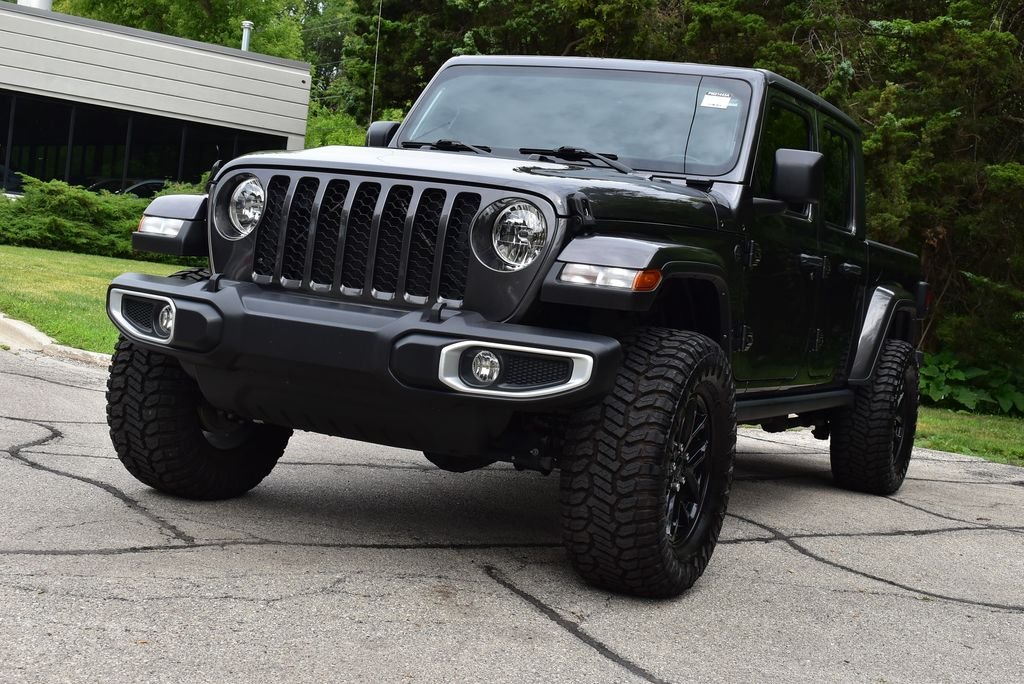 Used 2022 Crystal Metallic Jeep Sport image 12