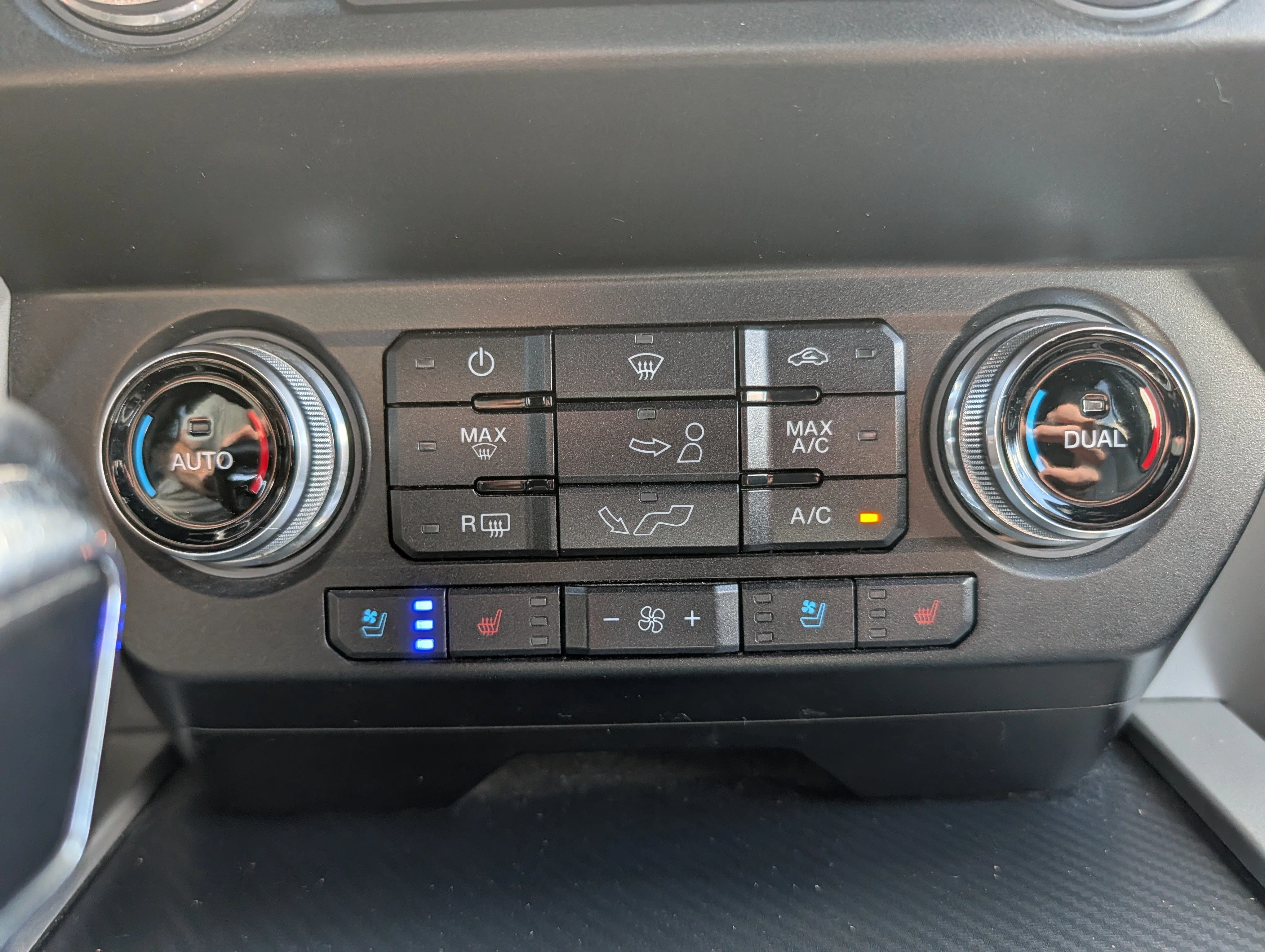 Used 2019 Agate Black Metallic Ford LARIAT image 26